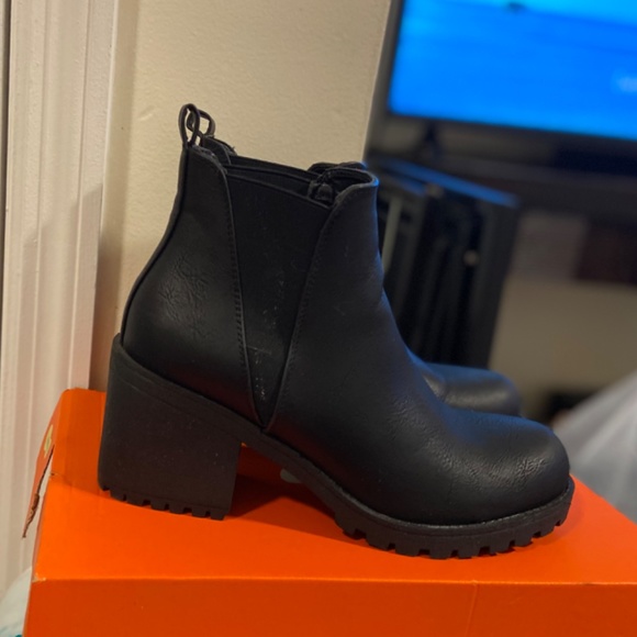 NWOT Black booties size 8.5 women’s- only worn once - Picture 3 of 5